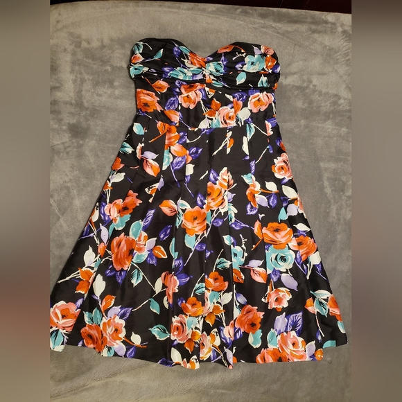 Express Floral Satin Strapless Dress (Size 2  | Knee-Length Pleated, Midi Dress. - Picture 2 of 7